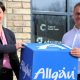 Antonia Widmer from Allgäu Digital holding a big blue Allgäu dice together with Harald Ostler the CEO of aumentoo